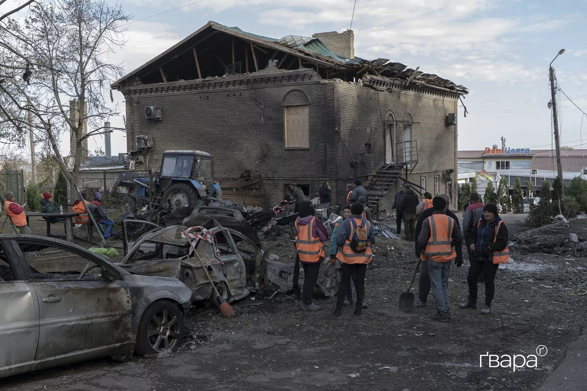 Комунальники працюють поміж розбитим будинком та кафе