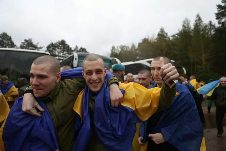 Україна повернула з російського полону 205 військових і цивільних
