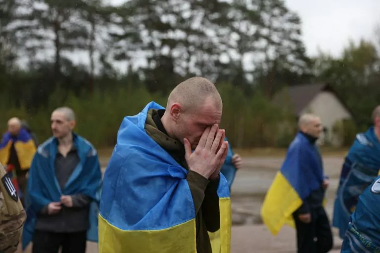 Звільнені з полону військові отримуватимуть щомісяця 50 тисяч гривень на лікування — закон