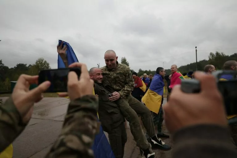 Під час обміну до України повернули 11 жителів Харківщини