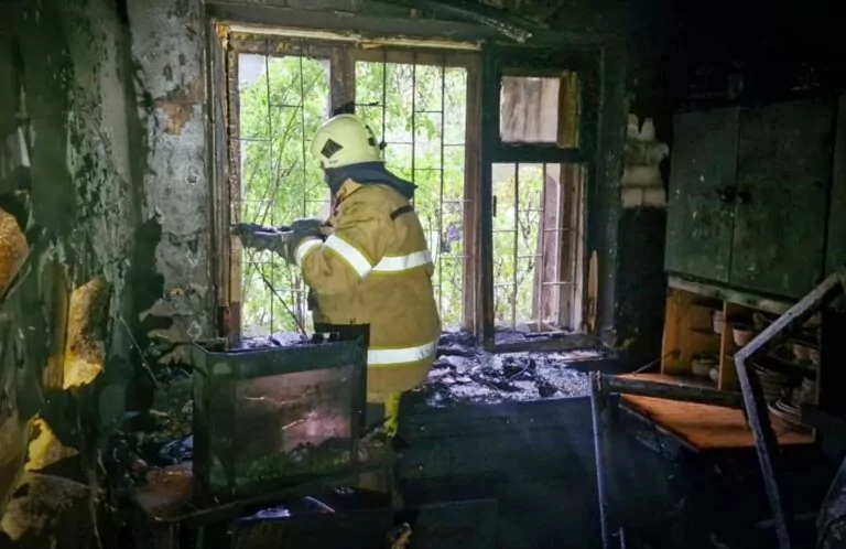 У Харкові в житловому будинку загорілася квартира: загинула літня жінка