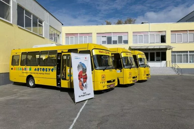 Харків отримав три шкільні автобуси від ООН для перевезення дітей до безпечних шкіл