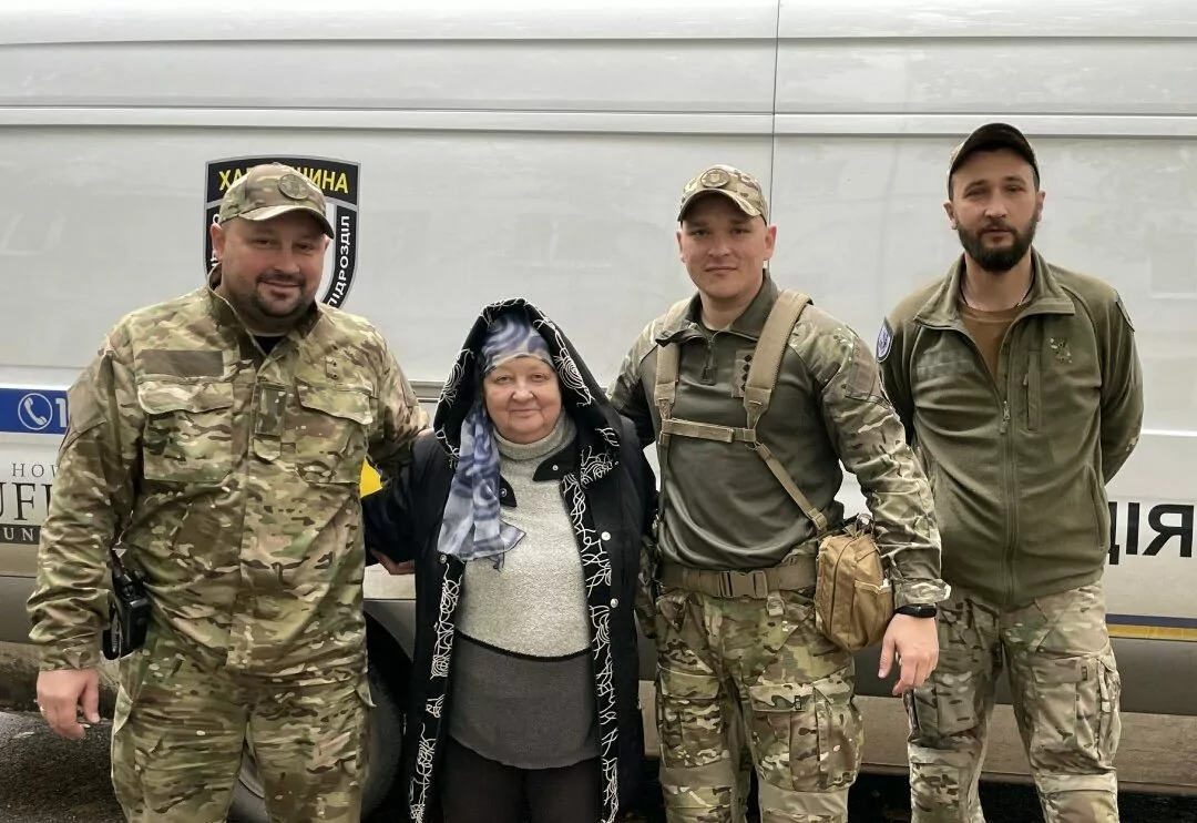 літня жінка, яку вивезли з прифронтовогом села Куп'янщини