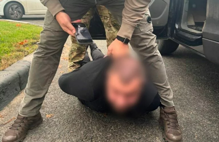 У Харкові викрали чоловіка та відібрали понад 97 тисяч доларів: нападників затримано