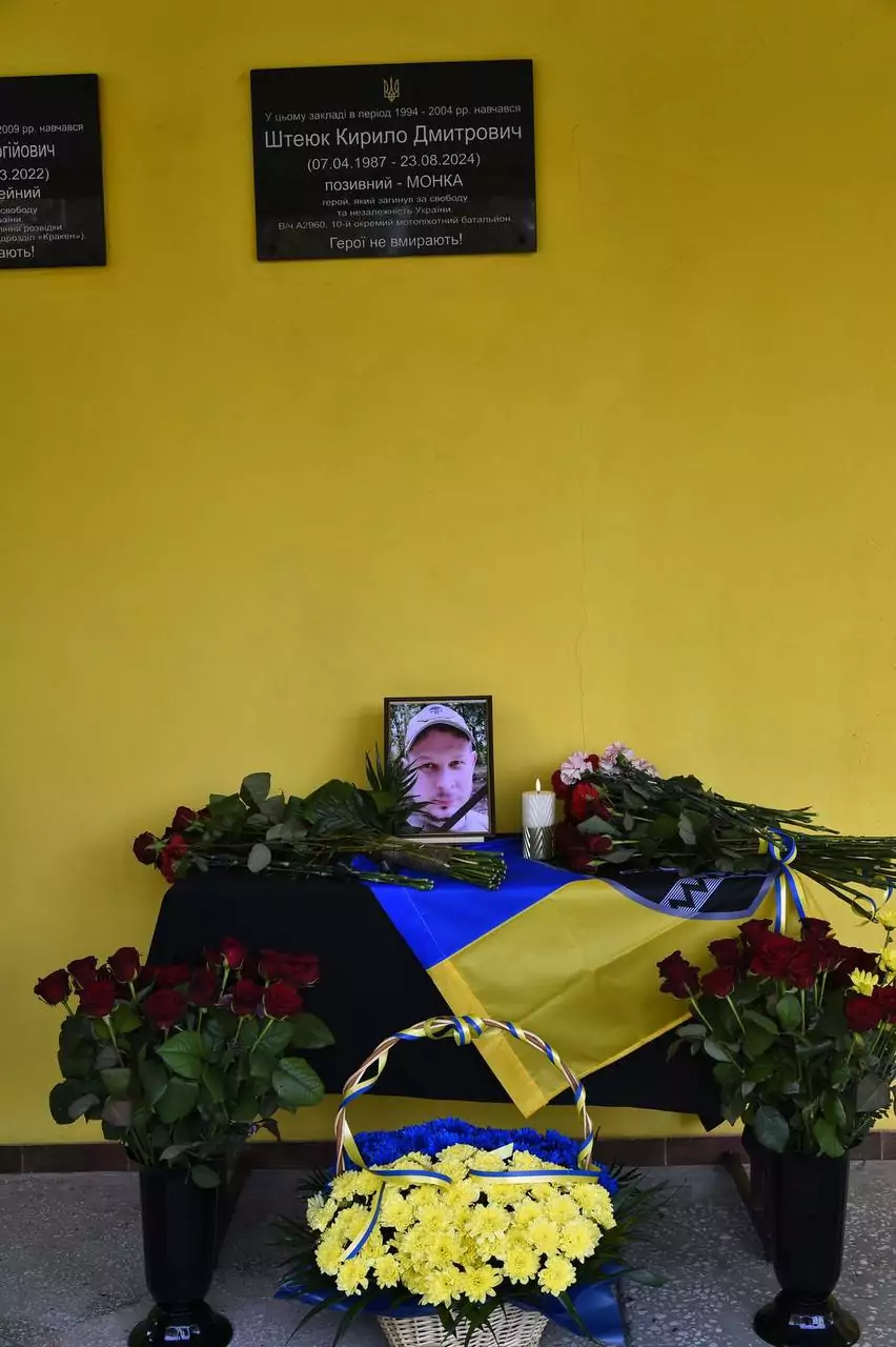 Меморіальна дошка на школі