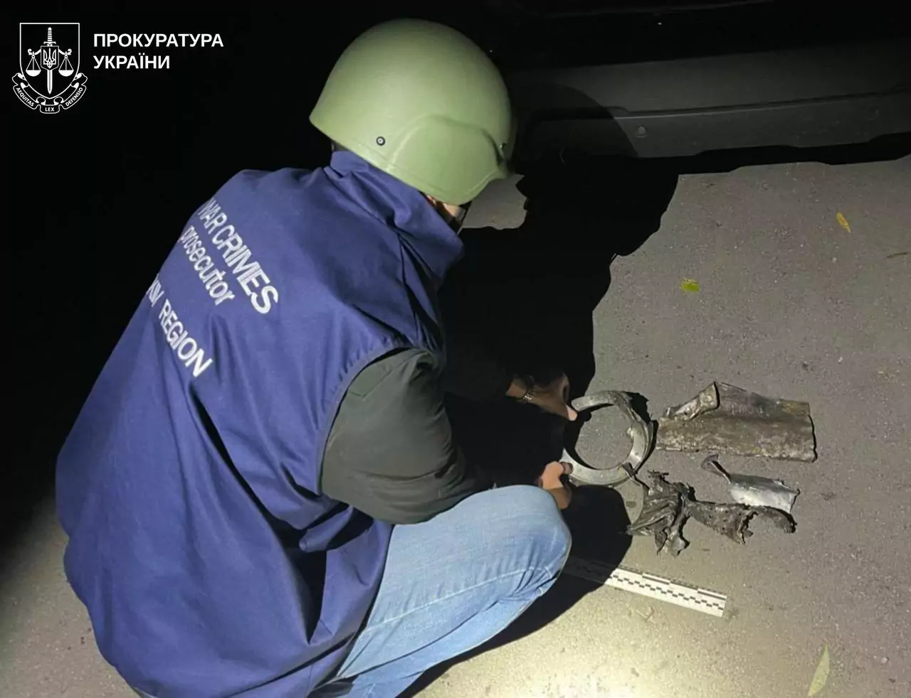 War crimes prosecutor watch the debris of jet-powered glide bomb after Russian attack on Lozova