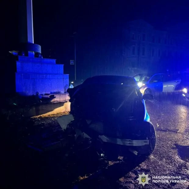 авто врізалося у стелу пам'ятника у Харкові