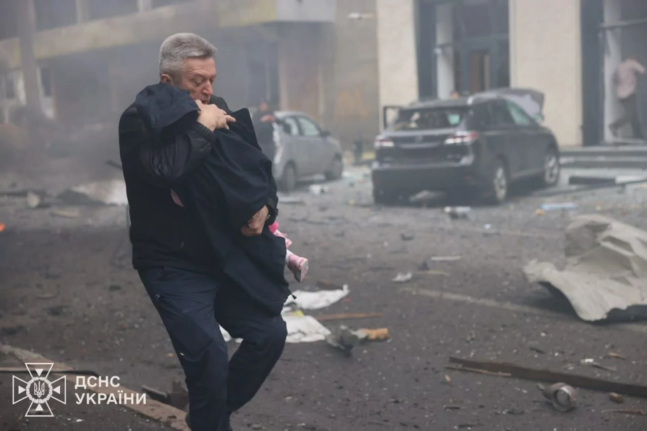Евакуація дітей з дитячого садка після російського обстрілу 22 жовтня / Фото: ДСНС України