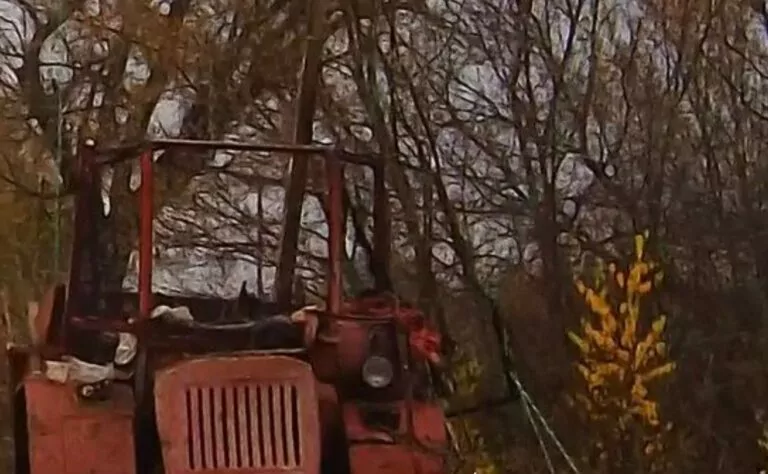 Росіяни вдарили дроном по трактору на Харківщині: загинув чоловік