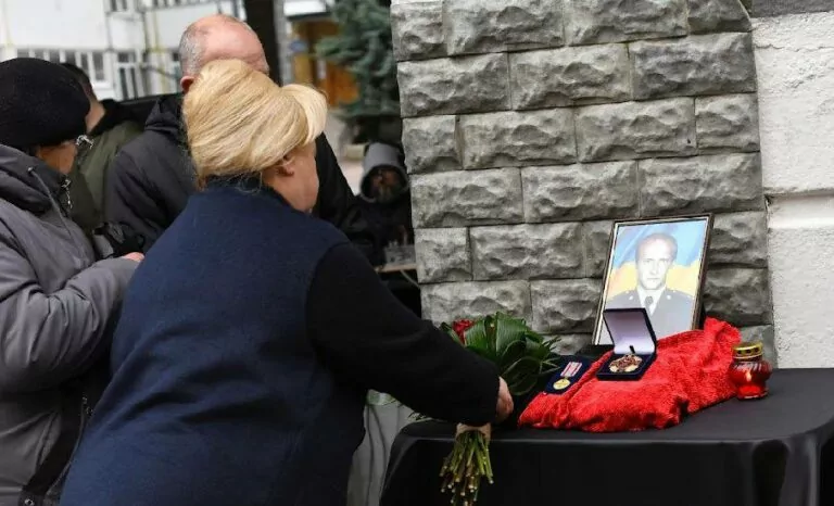 У Немишлянському районі відкрили меморіальну дошку загиблому військовому Олександру Чорненькому