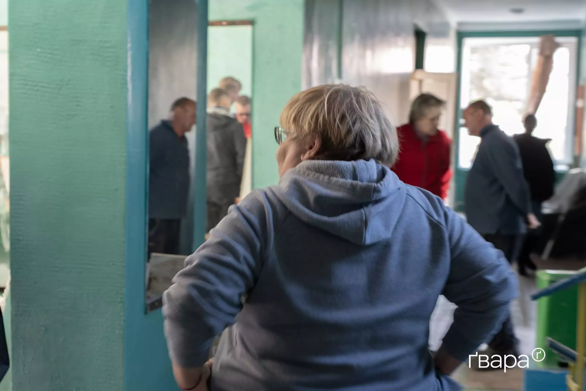 Марина, директорка Центру дитячої та молодіжної творчості, прибирає сміття в будівлі та координує роботу своєї команди 
