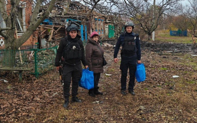 Поліціянти евакуювали мешканку Харківщини після авіаудару