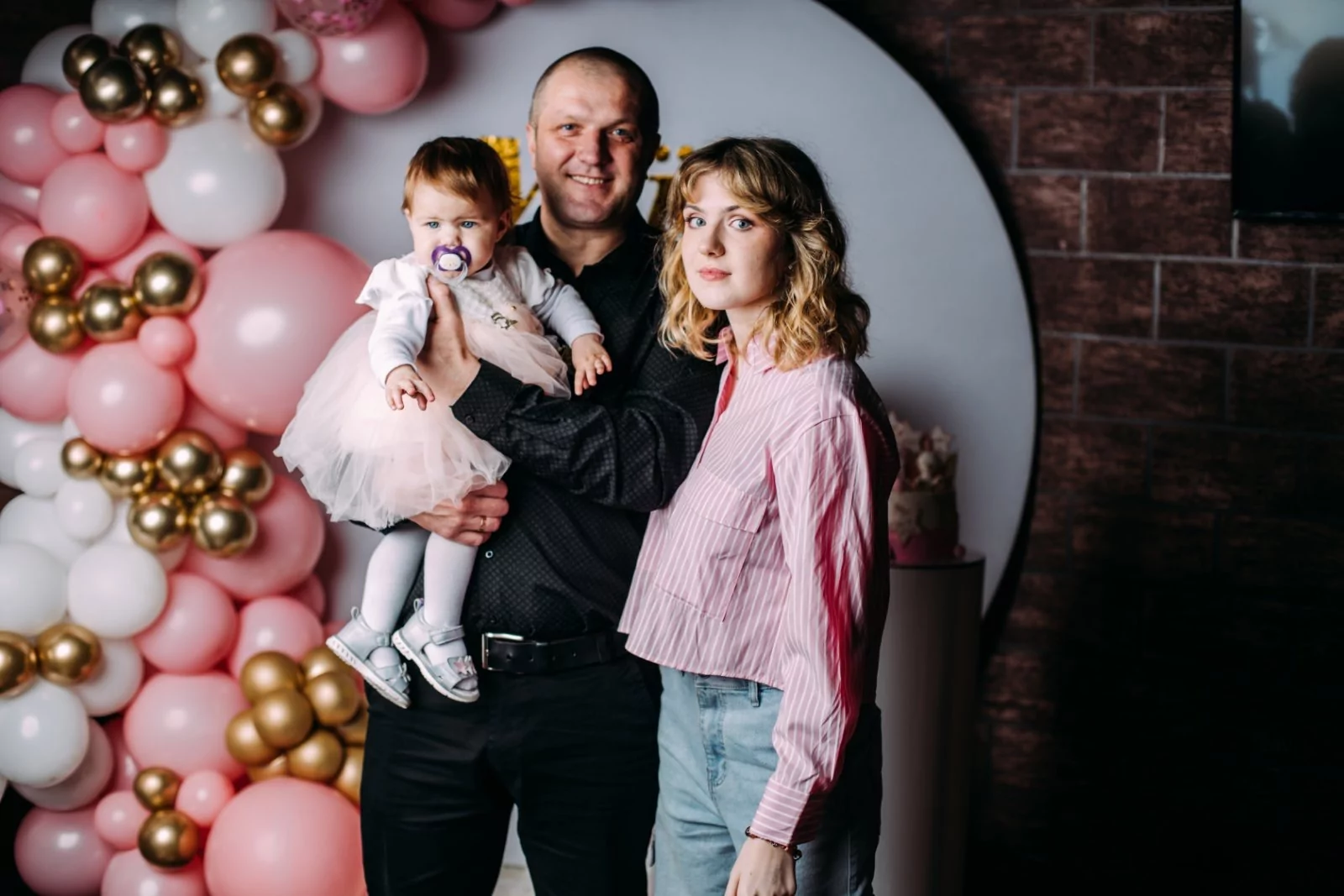 зображення до посту: «Людина живе, поки її пам’ятають». Історія родини Серга-Морозових, загиблої під час атаки російських дронів по Харкову