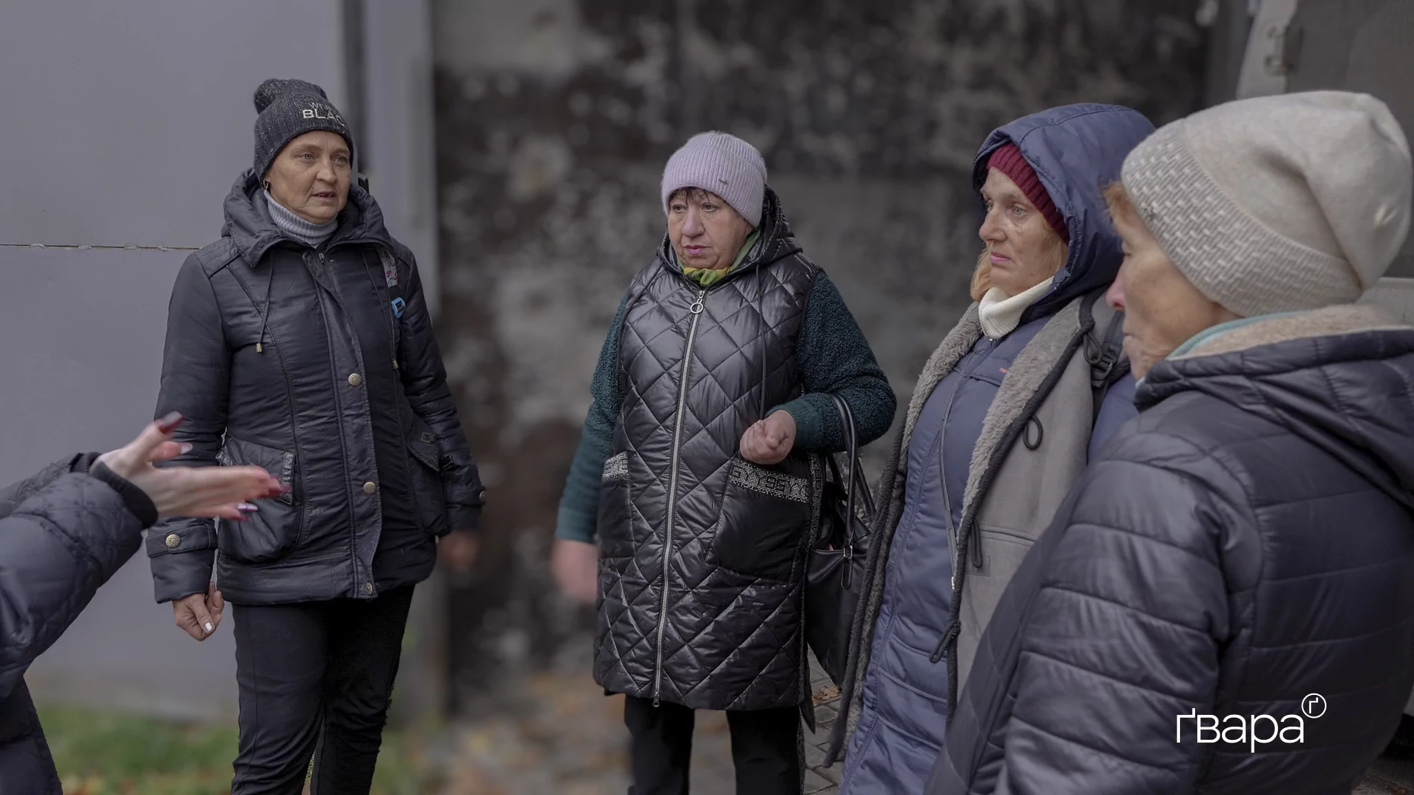 Чотири жительки Козачої Лопані спілкуються з журналістками Ґвари