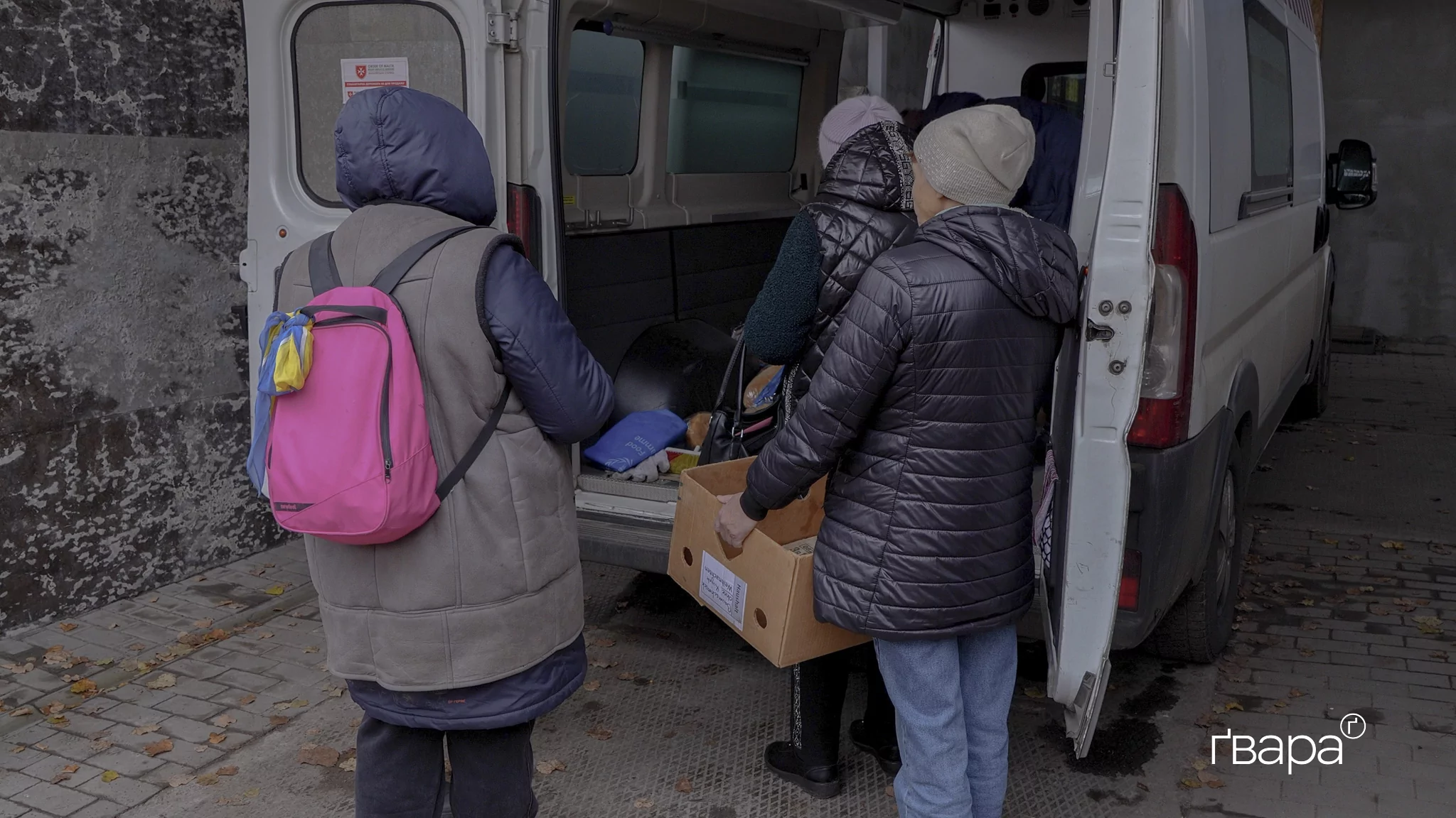 Жительки Козачої Лопані отримують гуманітарну допомогу