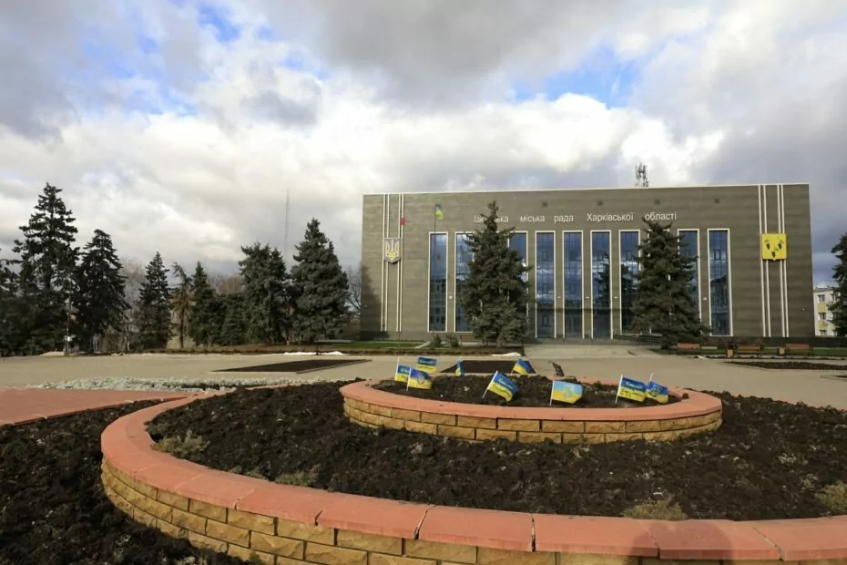 Такий вигляд мала будівля Ізюмської міськради у січні 2025 році Фото: ХАЦ