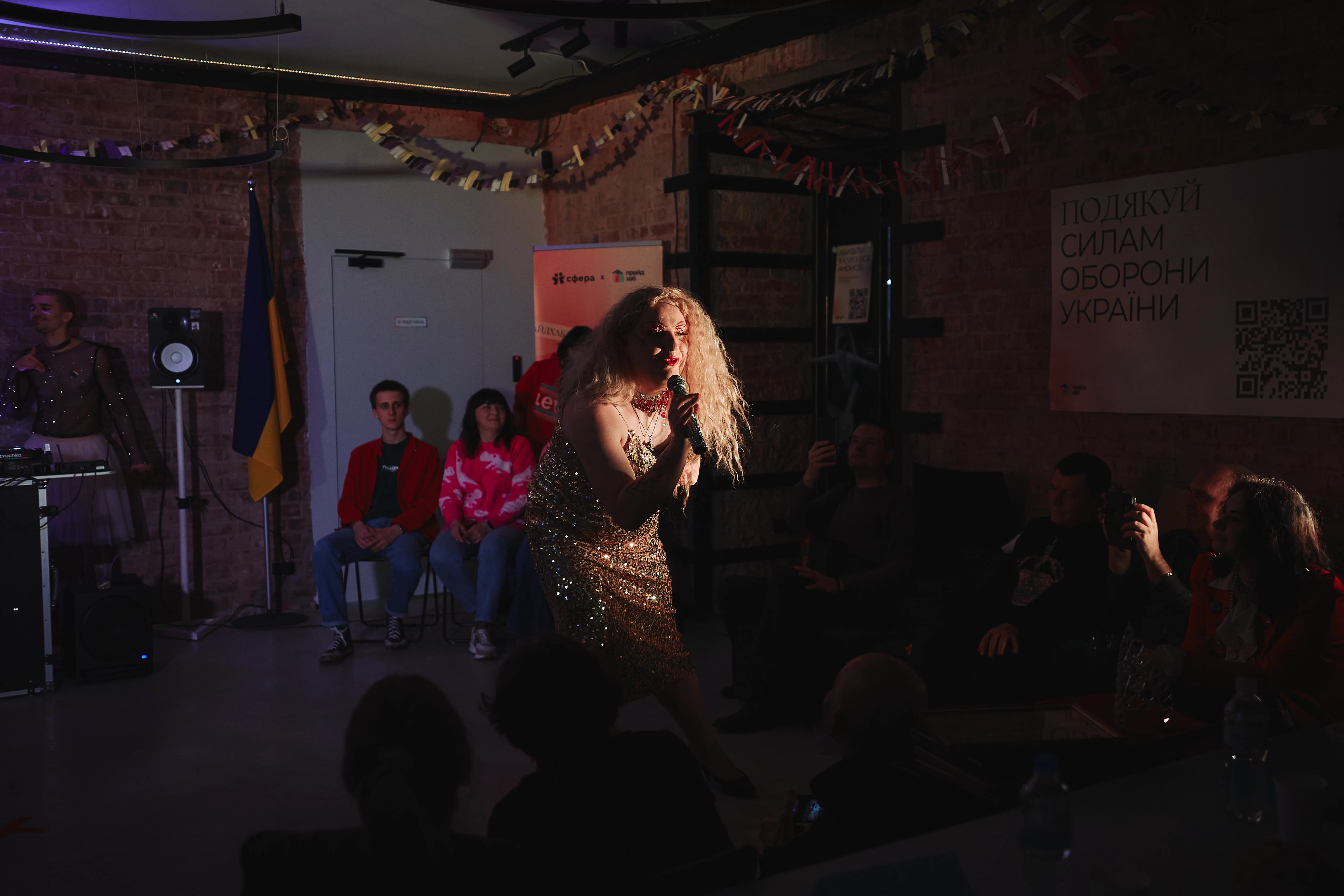 зображення до посту: «Бл*дський цирк — це комплімент». Репортаж із гримерки дреґ-квін фестивалю