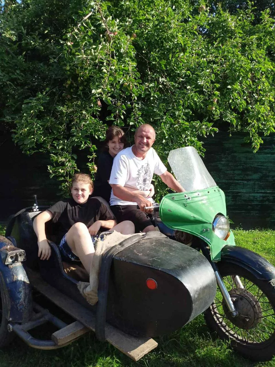 зображення до посту: «Людина живе, поки її пам’ятають». Історія родини Серга-Морозових, загиблої під час атаки російських дронів по Харкову