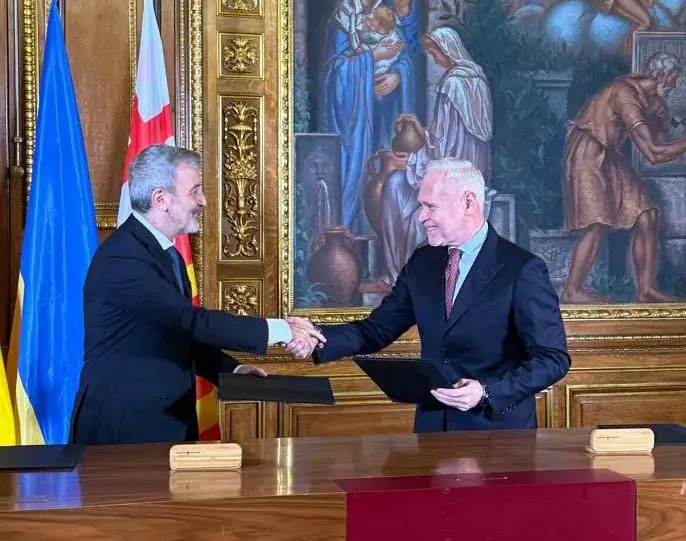 Barcelona mayor and Kharkiv’s mayor signed a declaration of intent between the two cities