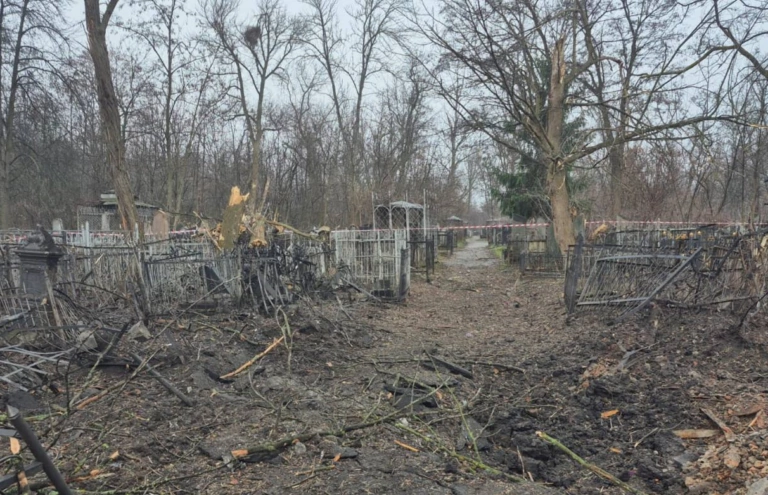 У Харкові авіаударом пошкоджена територія кладовища