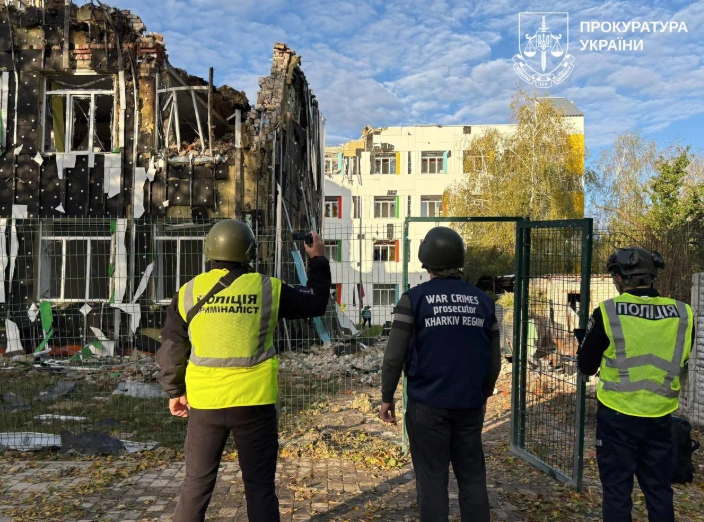 Який вигляд мав Чугуївський ліцей №2 після обстрілу РФ, 12 жовтня 2025 року Фото: Харківська обласна прокуратура
