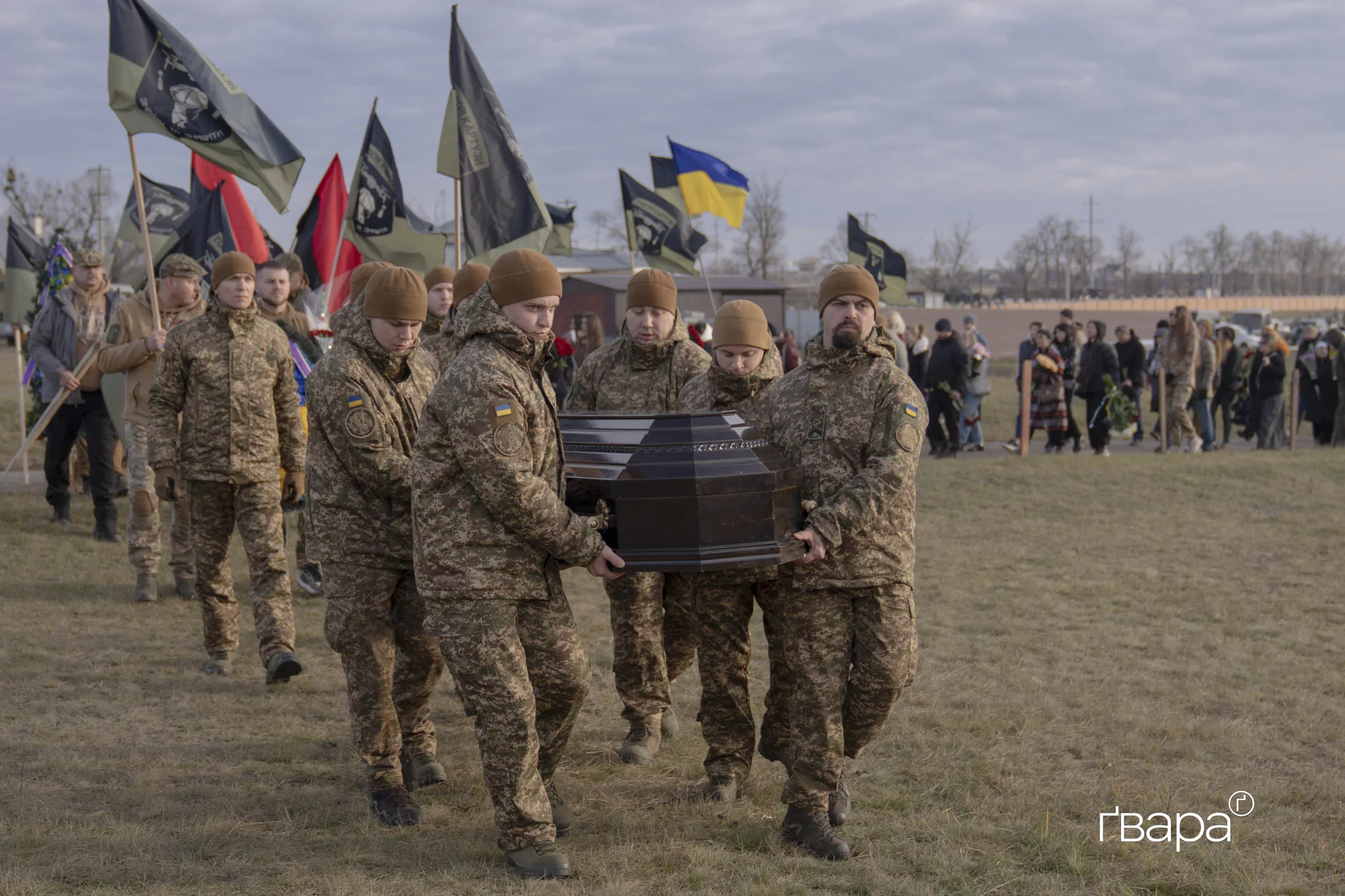 зображення до посту: У Харкові попрощалися з бойовою медикинею підрозділу «Гострі Картузи» Мариною Воронцовою — фото