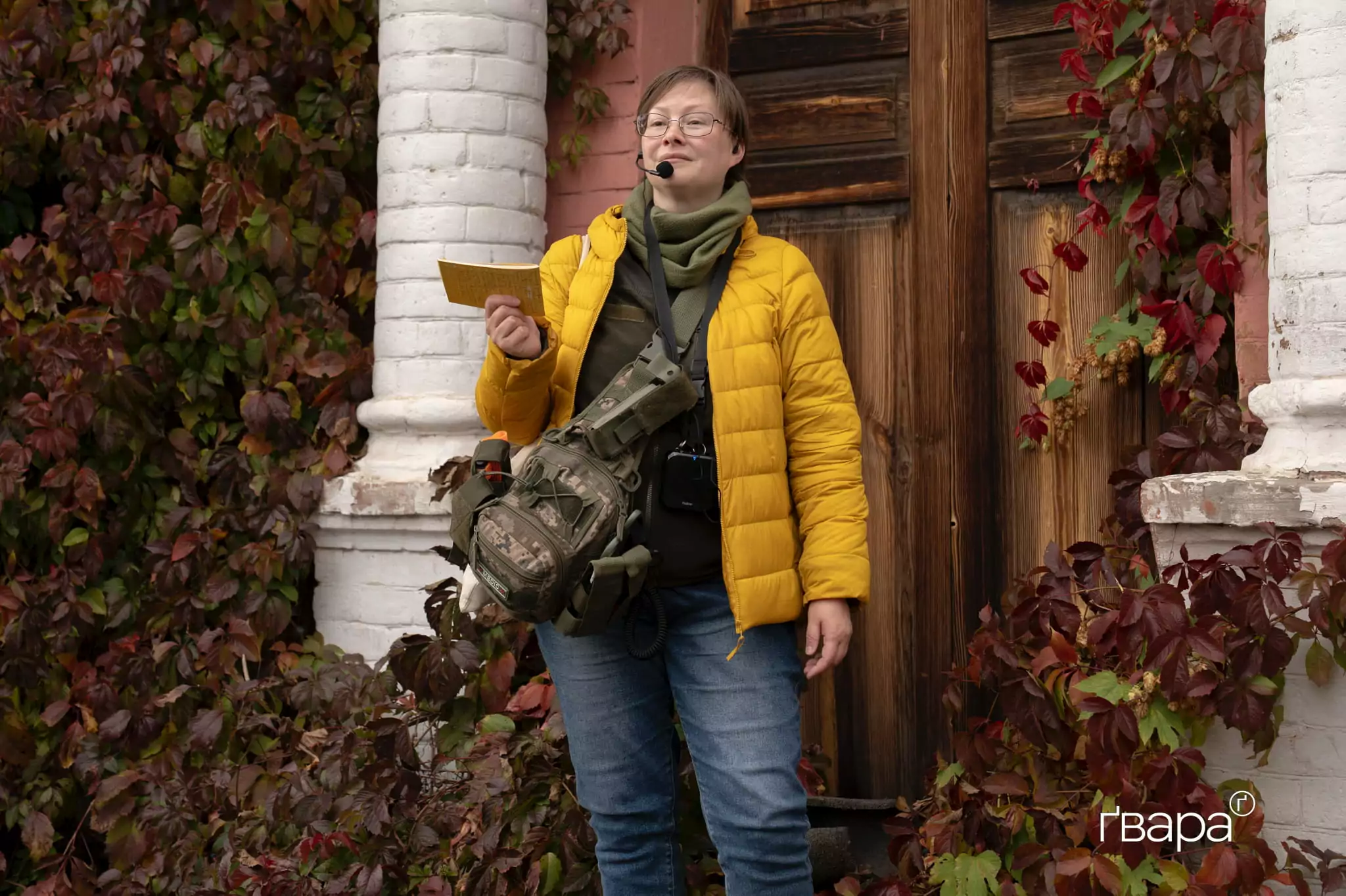 Олександра Воскобойник веде екскурсію на вул. Міхновського /