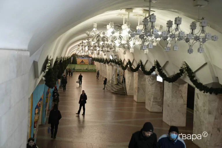 У Харкові почали прикрашати станції метрополітену до новорічних свят