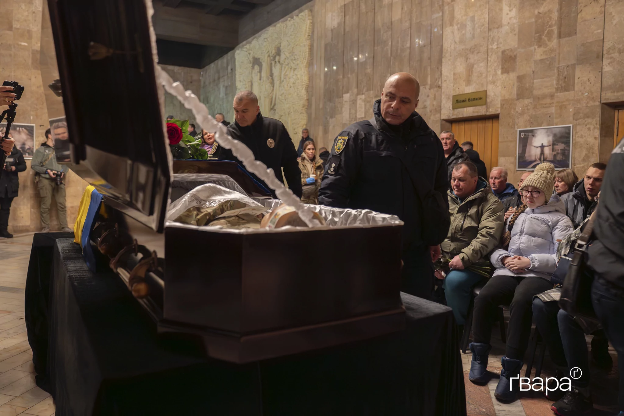 зображення до посту: У Харкові попрощалися з поліціянтом, який загинув від удару російського дрона — ФОТО