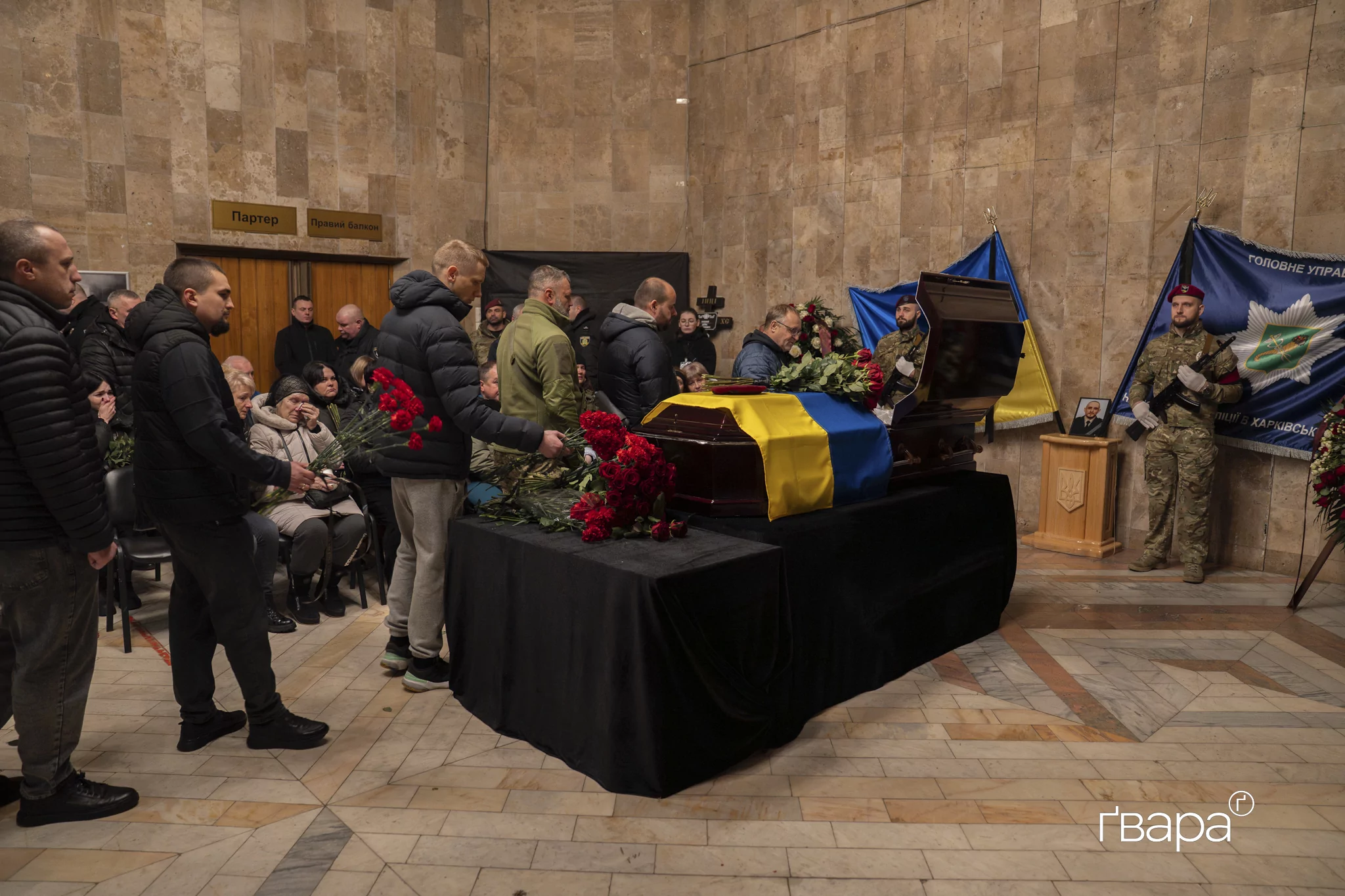 зображення до посту: У Харкові попрощалися з поліціянтом, який загинув від удару російського дрона — ФОТО