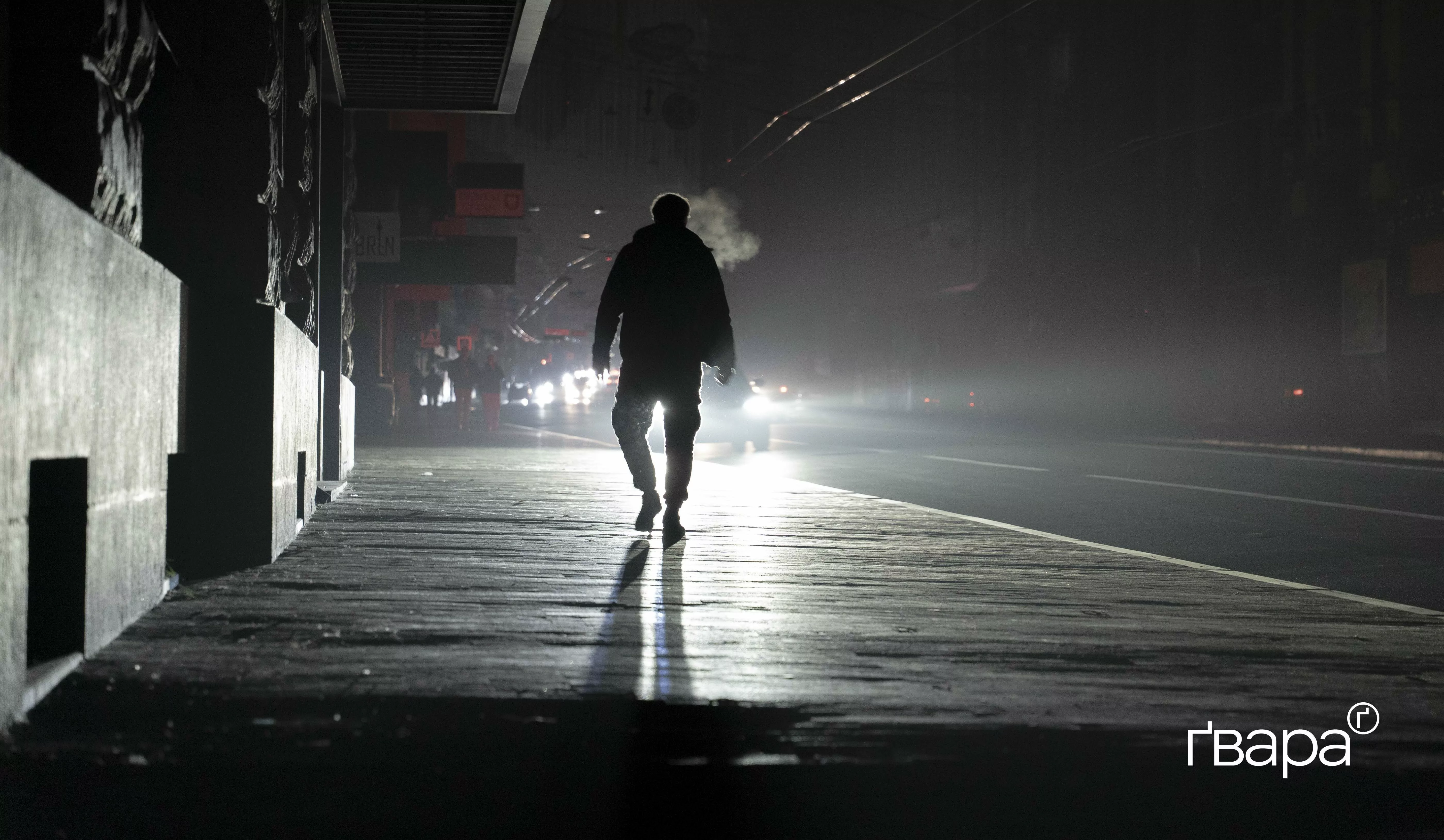 чоловік на темній вулиці у Харкові