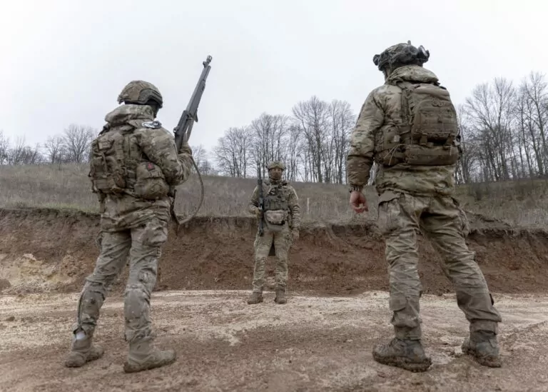 Коли РЕБ безсилий: військові бригади «Хартія» тренуються збивати FPV-дрони на оптоволокні — ФОТО