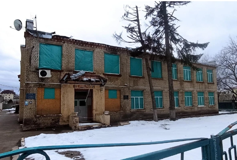 Будівля Чугуївського ліцею №2 після обстрілів РФ. Фото: Budzirka 