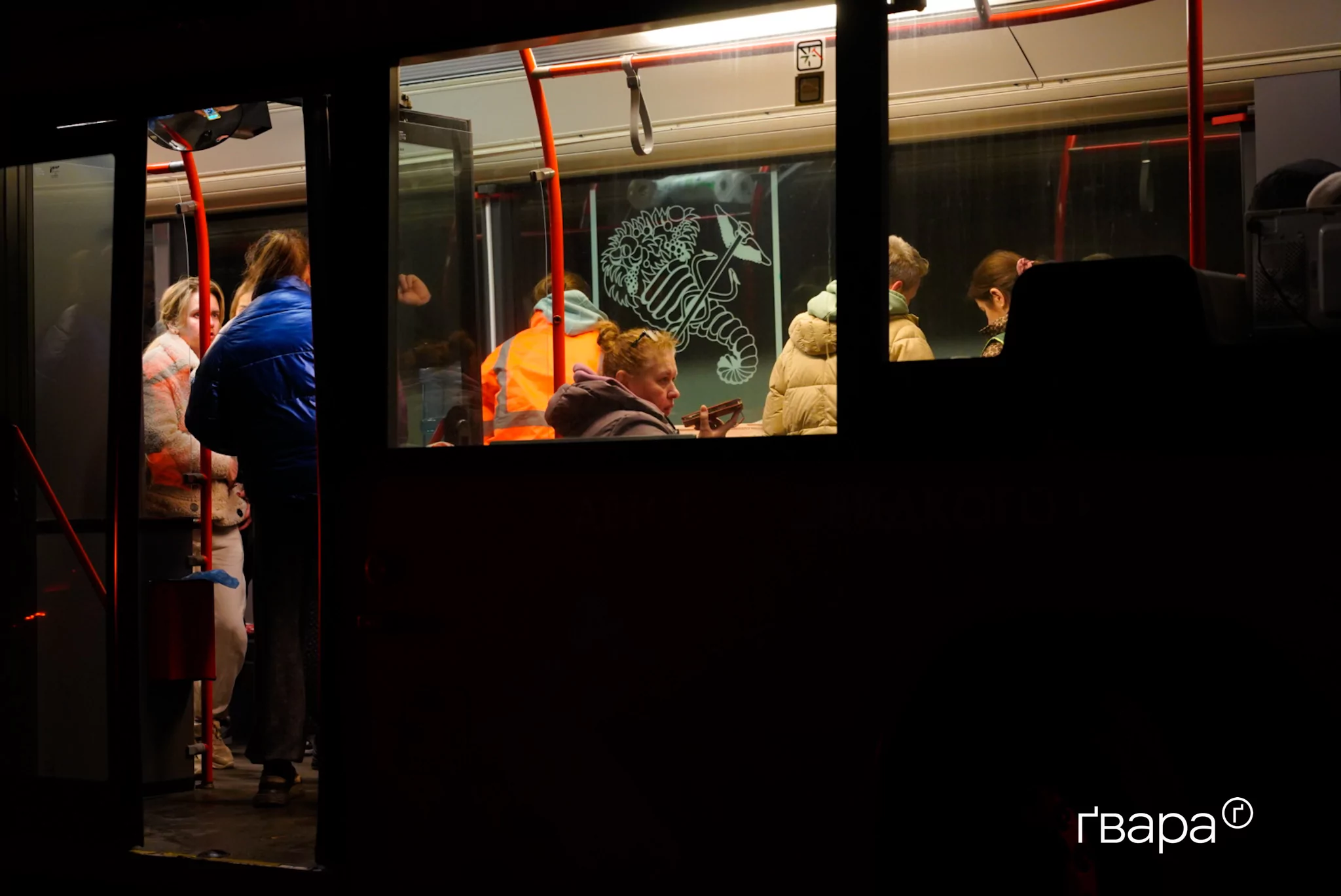 мешканці пошкодженого будинку в екстреному автобусі