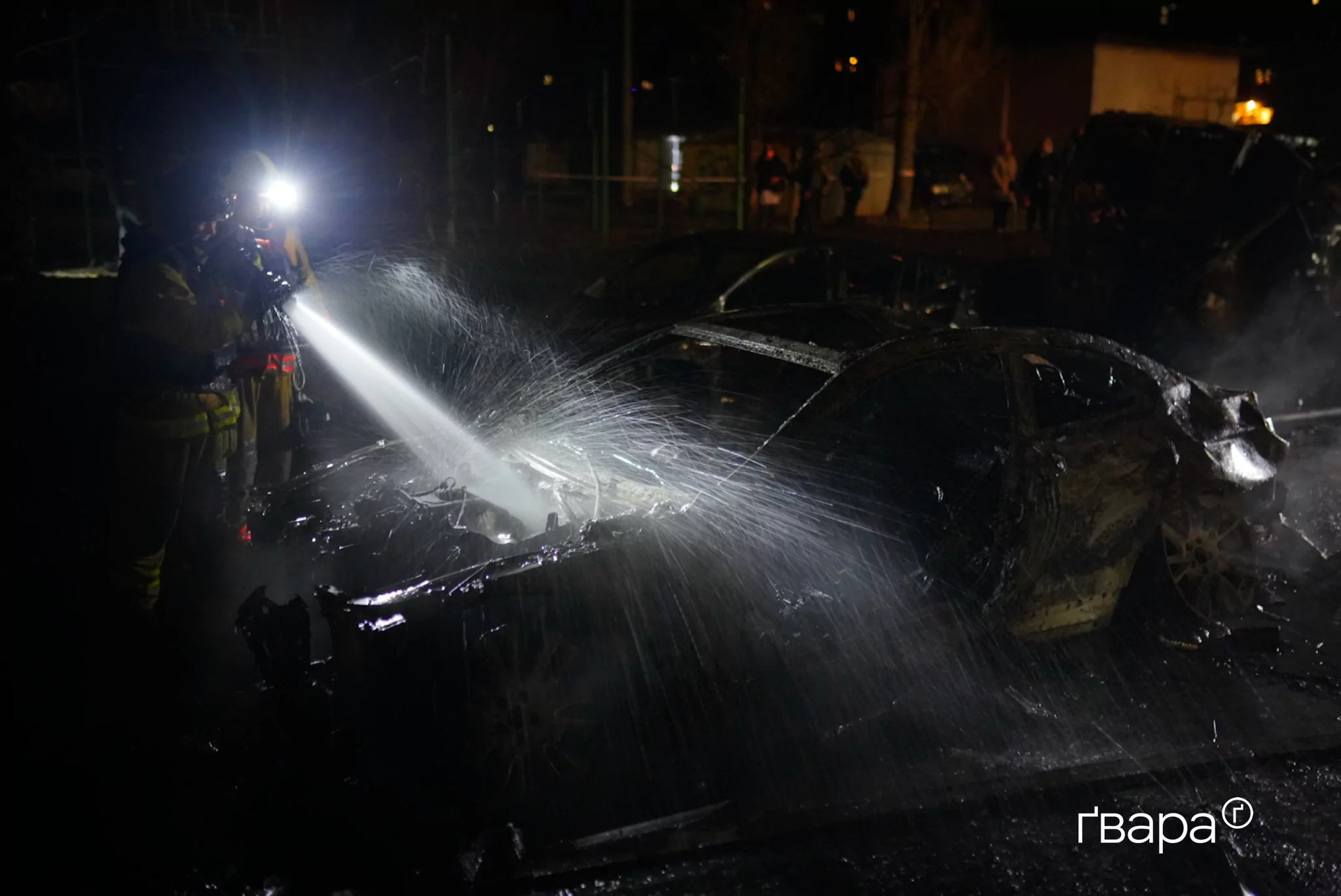 рятувальники гасять пожежу на місці обстрілу