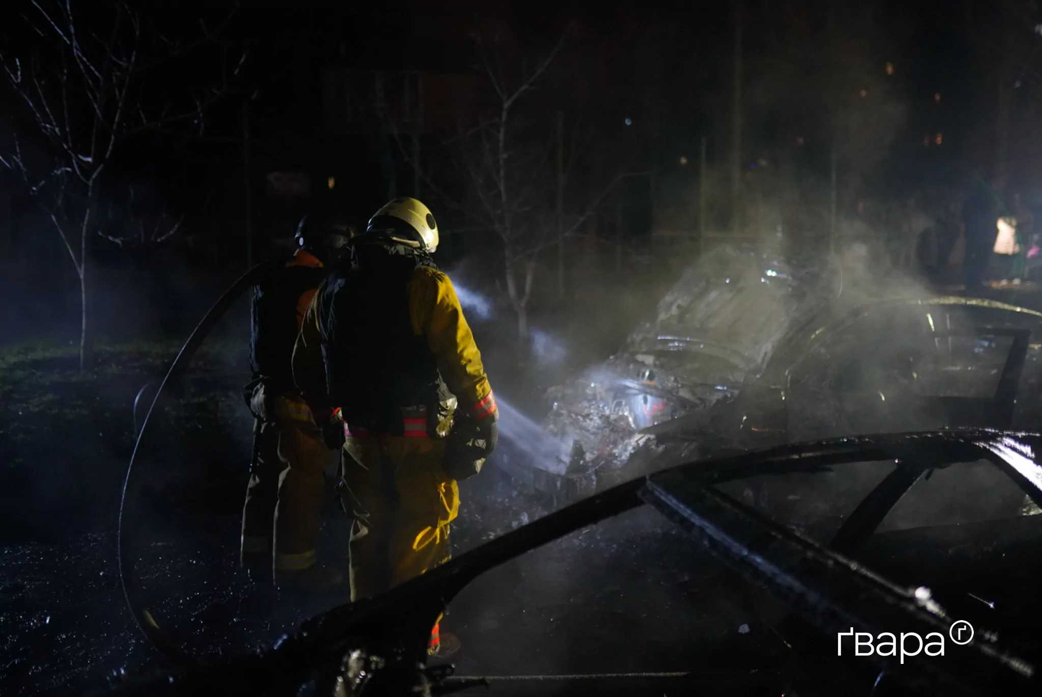 рятувальники обслідують місце влучання дронів