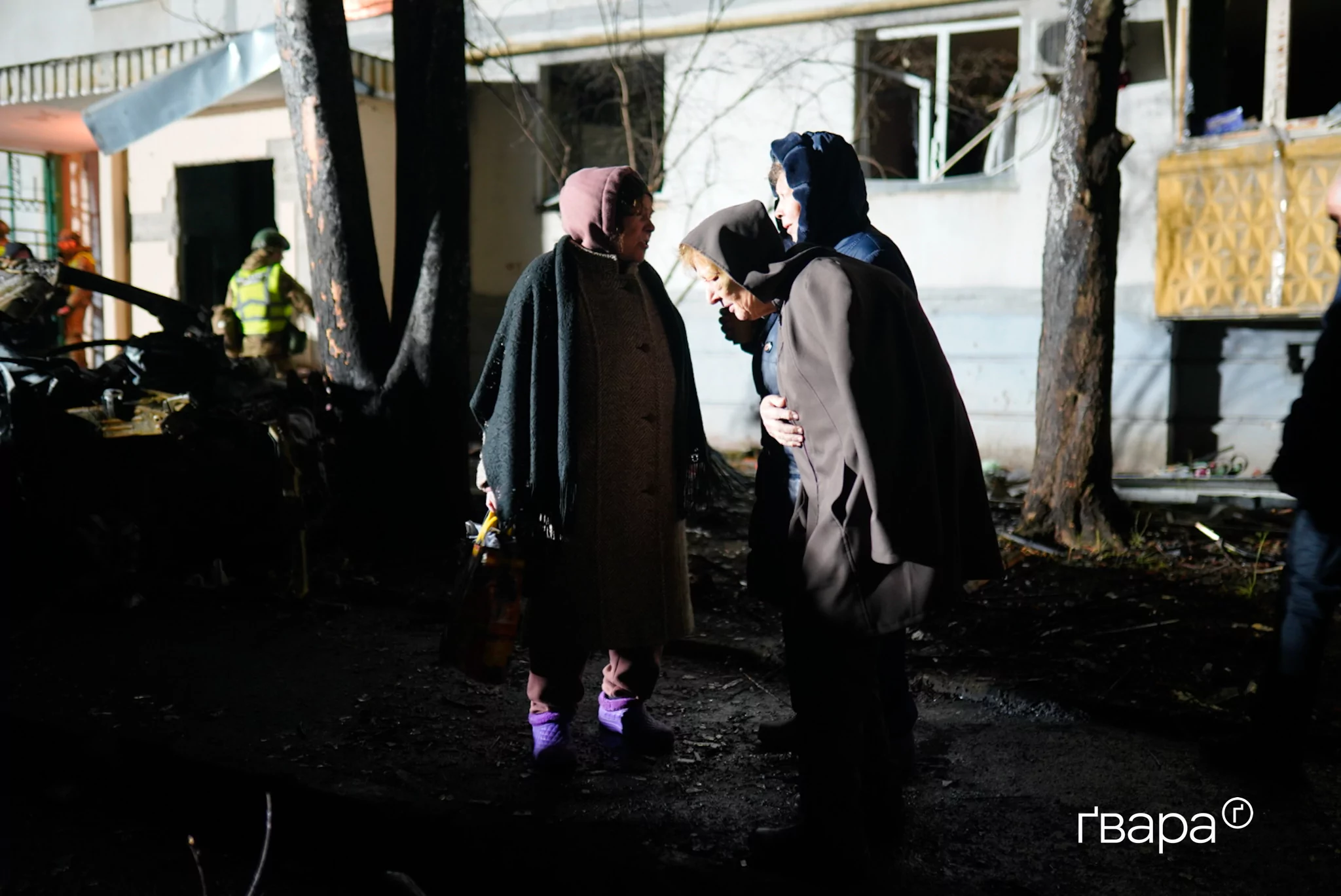 жінки біля зруйнованого будинку