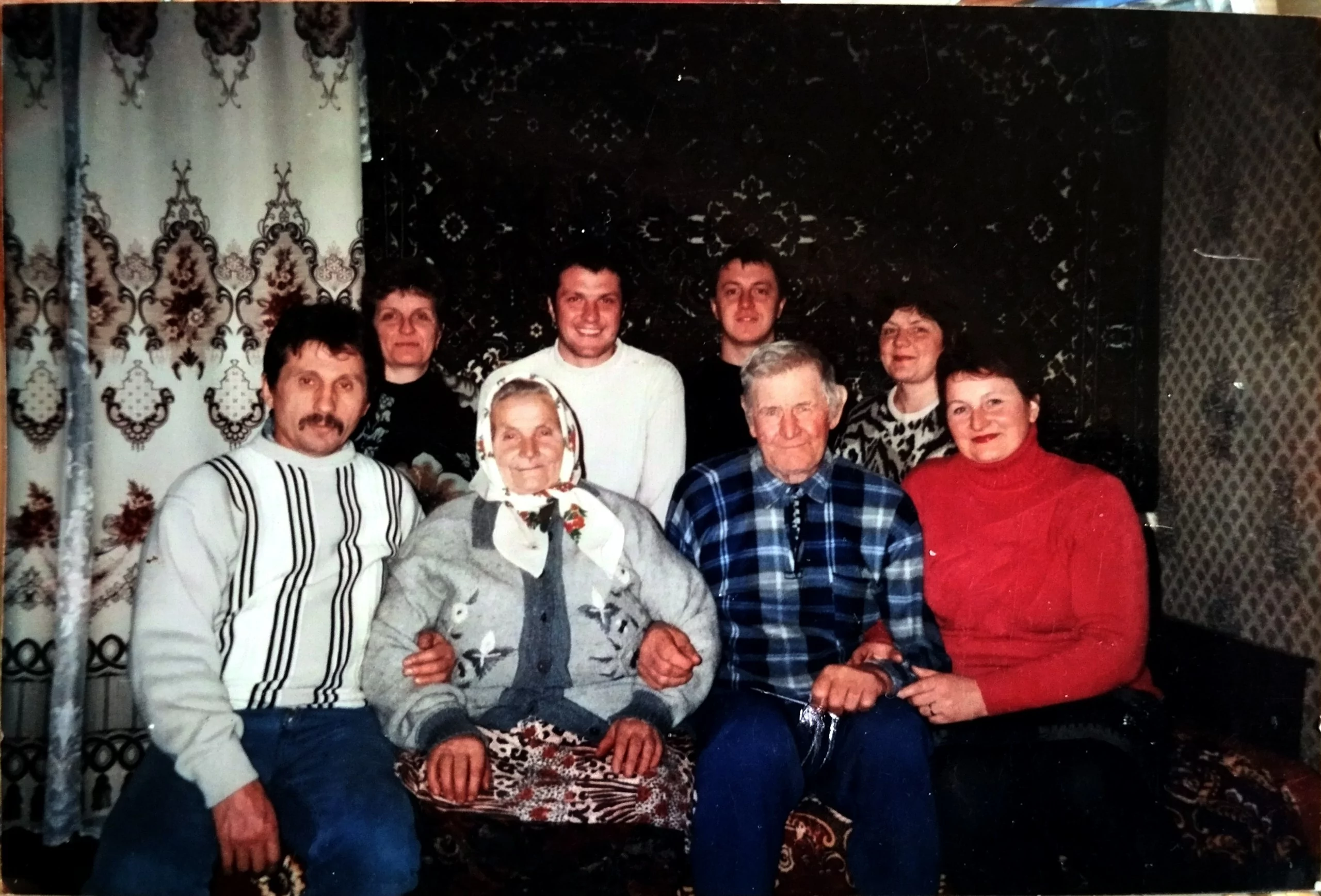 зображення до посту: «Людина живе, поки її пам’ятають». Історія родини Серга-Морозових, загиблої під час атаки російських дронів по Харкову