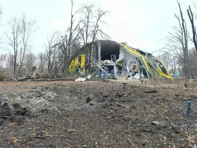 Постраждала родина внаслідок удару російського дрона по автівці на Харківщині