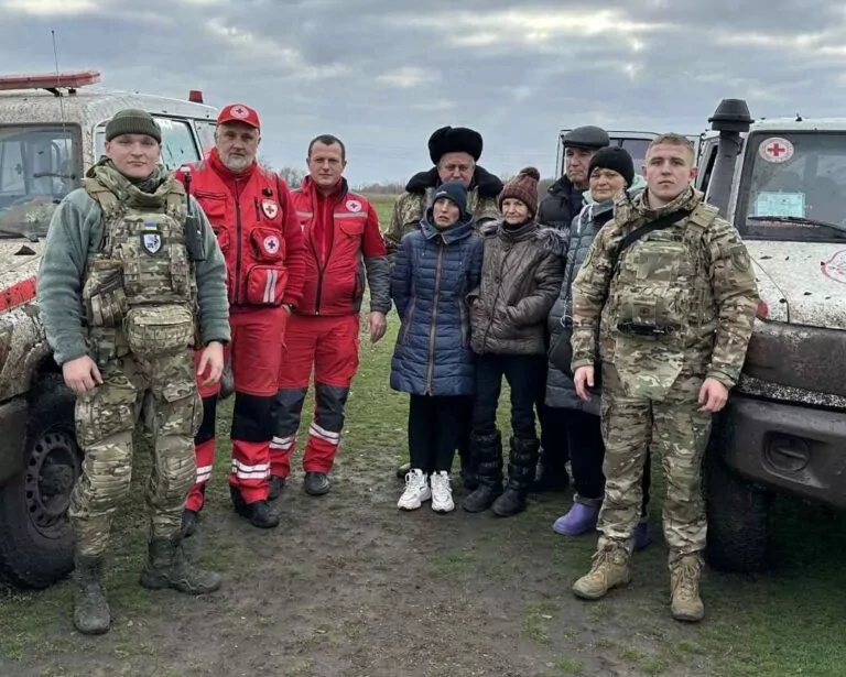 «Кацапи хуже німців»: правоохоронці та волонтери евакуювали людей із прифронтових сіл Куп’янського району