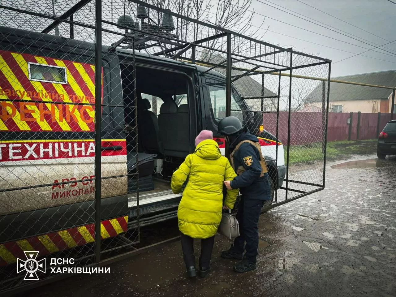People from the Kupiansk district sit into the car of the State Emergency Service