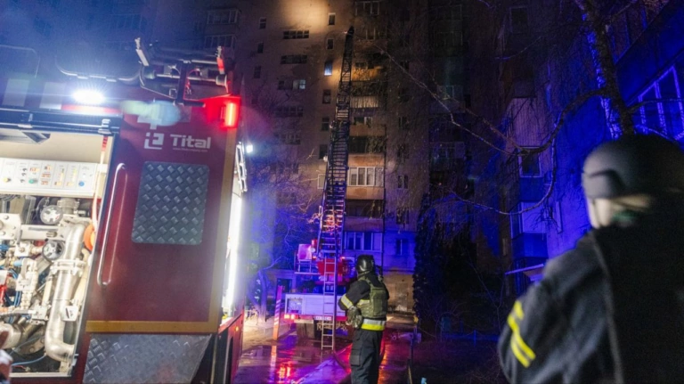 Внаслідок пожежі у багатоповерхівці Харкова загинув чоловік, ще троє людей постраждали