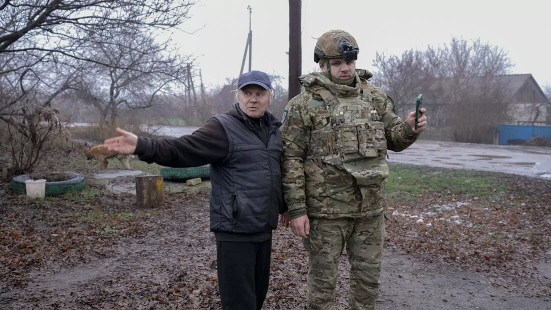 Поліцейський підрозділу «Білий Янгол» вмовляє мешканця прифронтового села в Купʼянському районі евакуюватися
