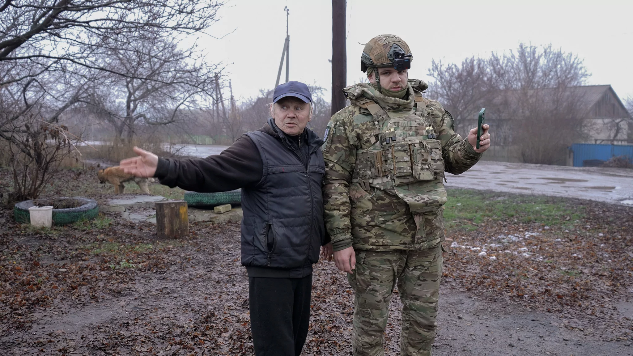 Поліцейський підрозділу «Білий Янгол» вмовляє мешканця прифронтового села в Купʼянському районі евакуюватися