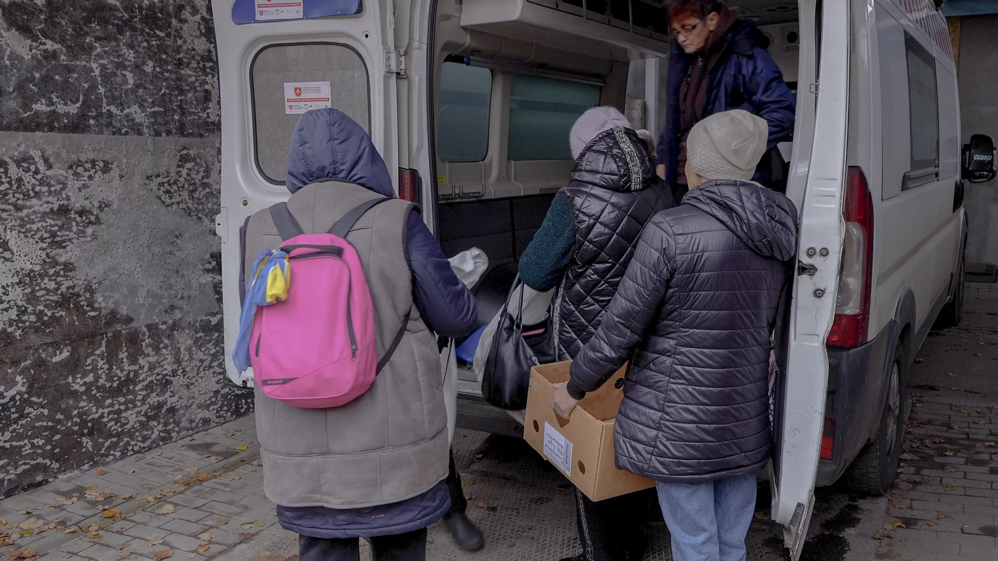 Residents of Kozacha Lopan queue for humanitarian aid bread. Slatyne, October 2025 / Photo: Polina Kulish, Gwara Media