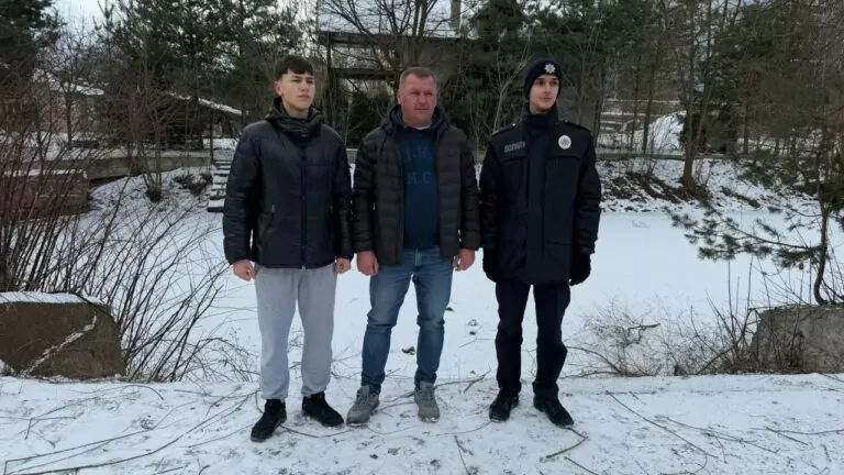 Курсант харківського вишу врятував чотирьох дітей з-під криги у Коломиї