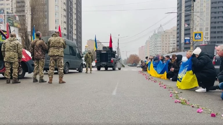 Фейк. На Київщині прощалися з полеглим захисником під «бій кремлівських курантів»