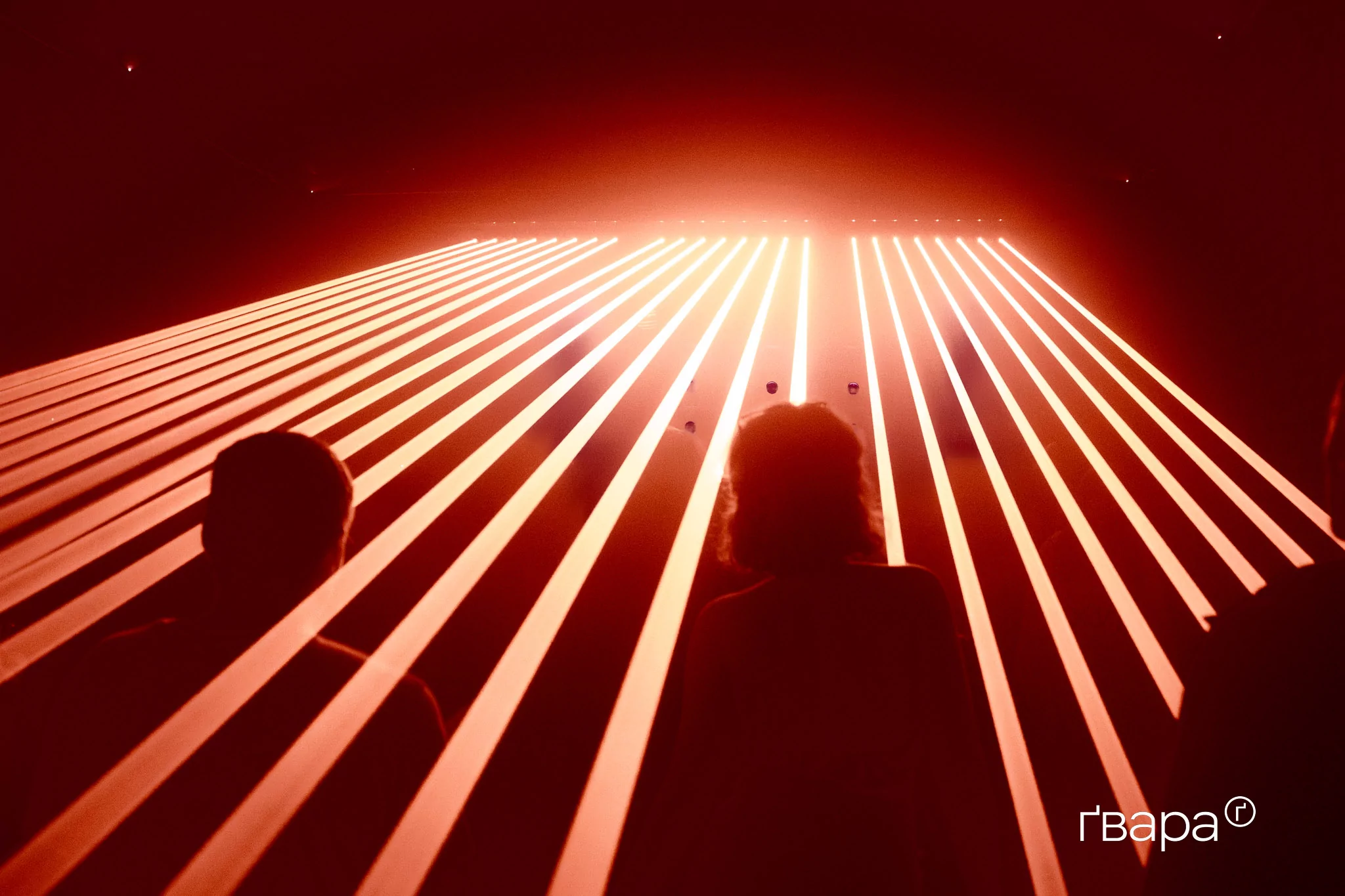 Молодь танцює на вечірці &laquo;Сцена 5&raquo; у Харкові. Червень 2025 року