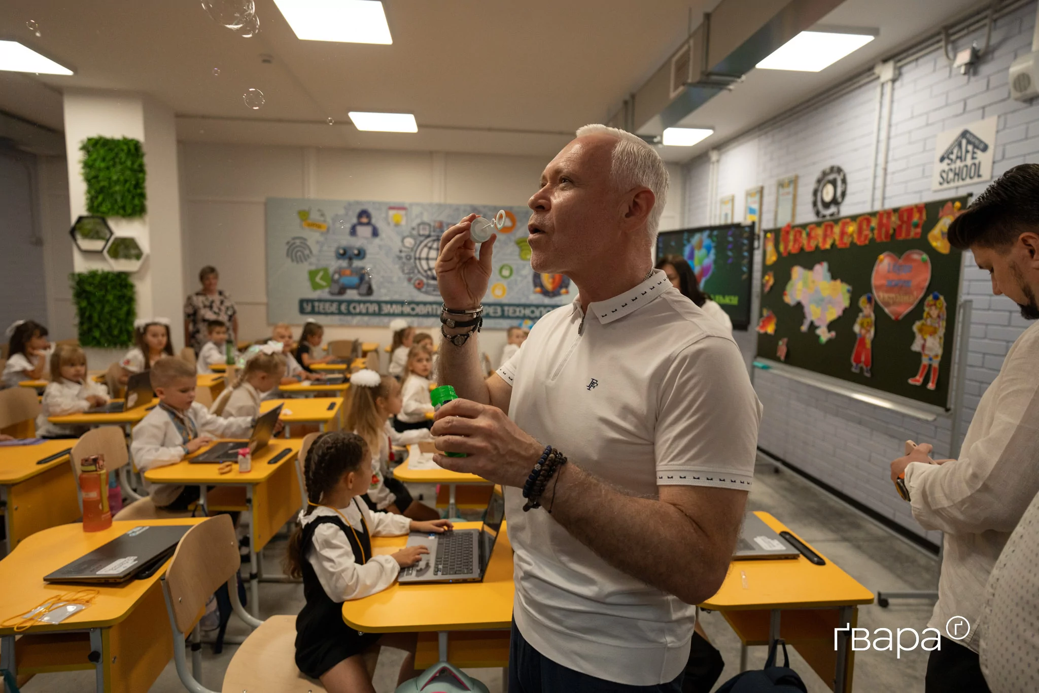 Міський голова Харкова Ігор Терехов пускає мильні бульбашки на відкритті підземної школи у Салтівському районі. Вересень 2025 року
