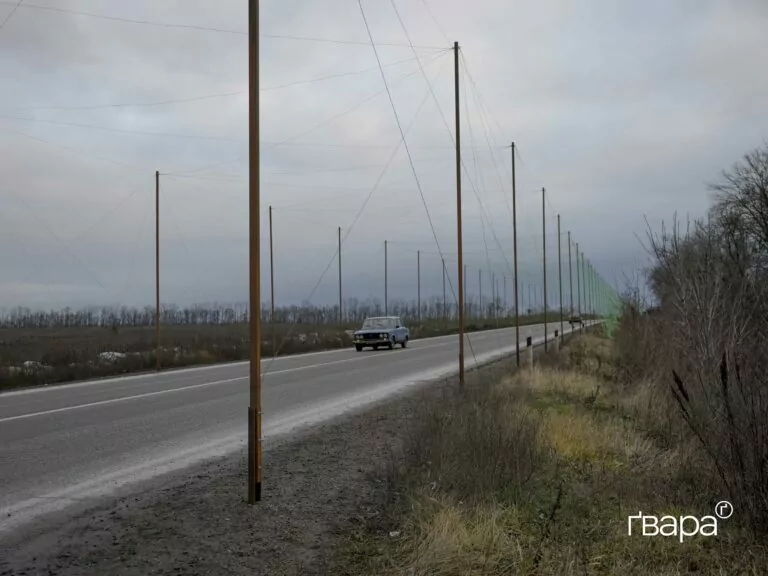 На околиці Харкова монтують антидронові сітки — фото